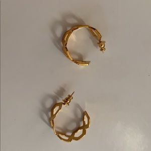 3️⃣Fashionable earrings